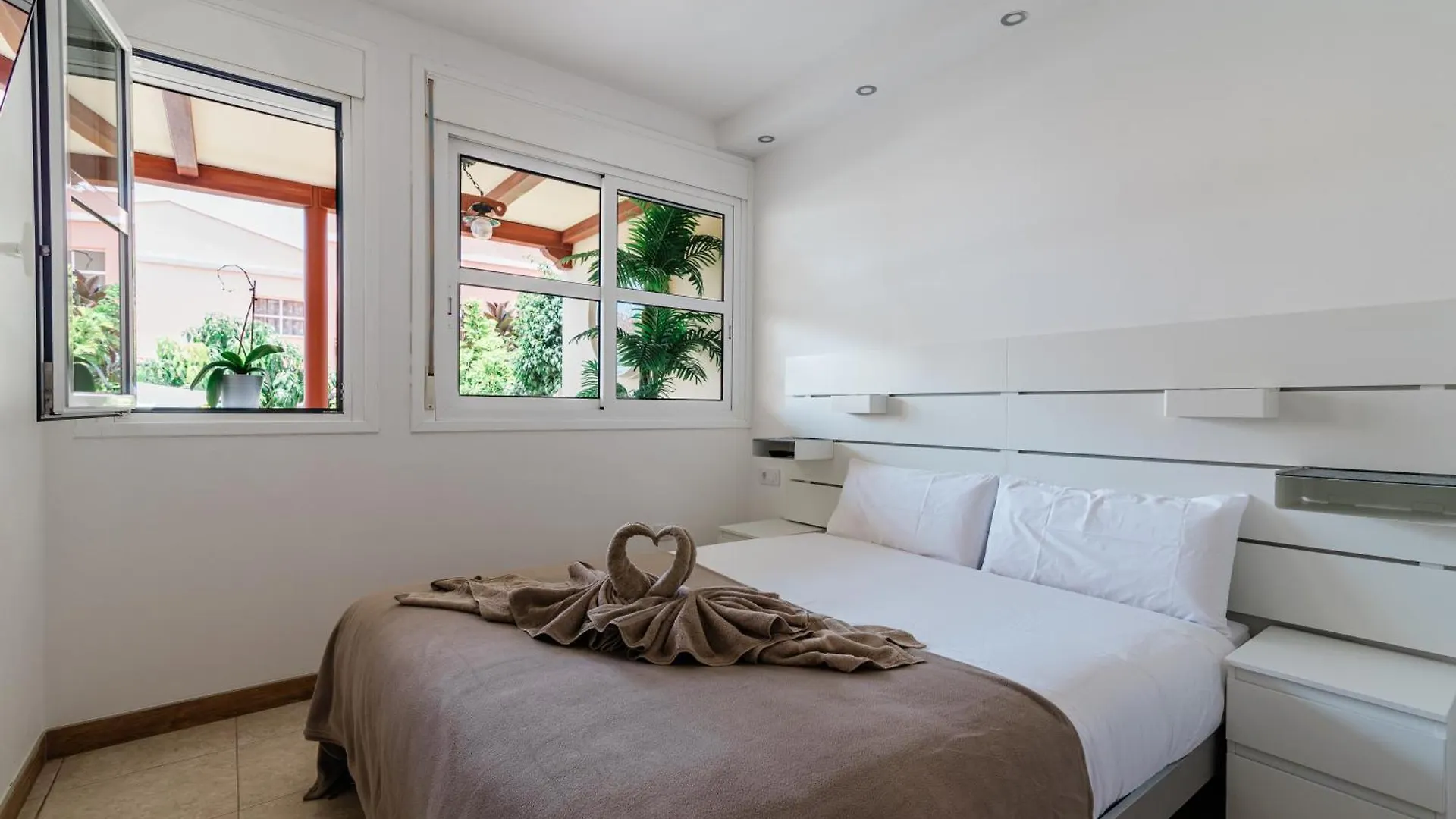 Comfortable 4-Bedroom Villa With Private Gardens Costa Adeje  Španělsko